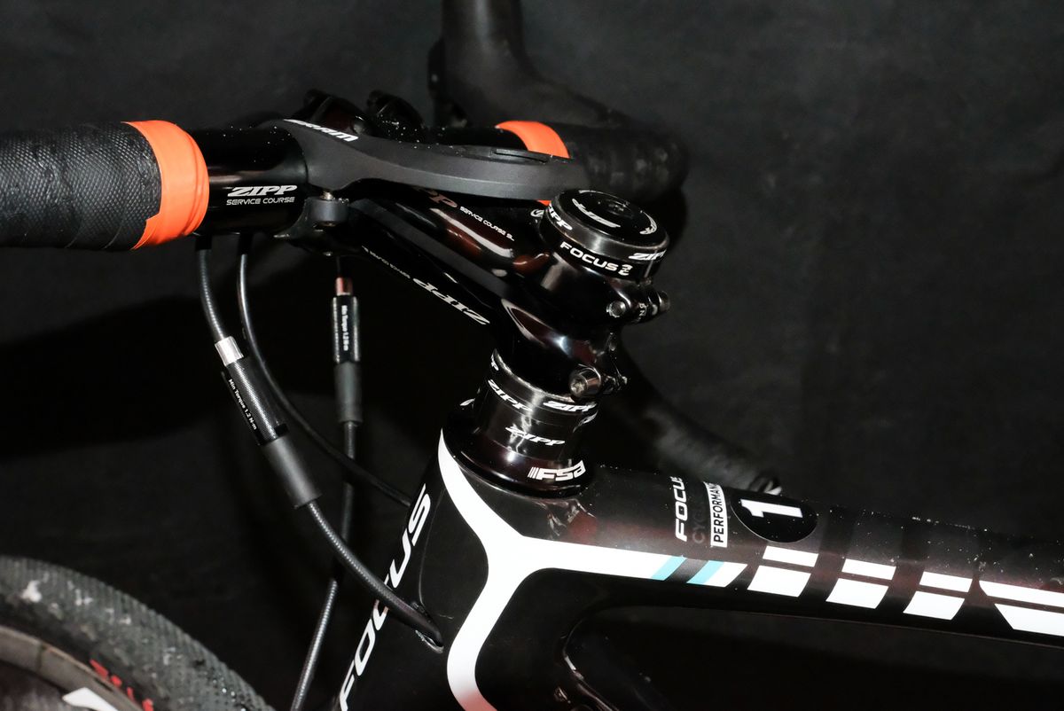 Miller uses Zipp Service Course bars and stem