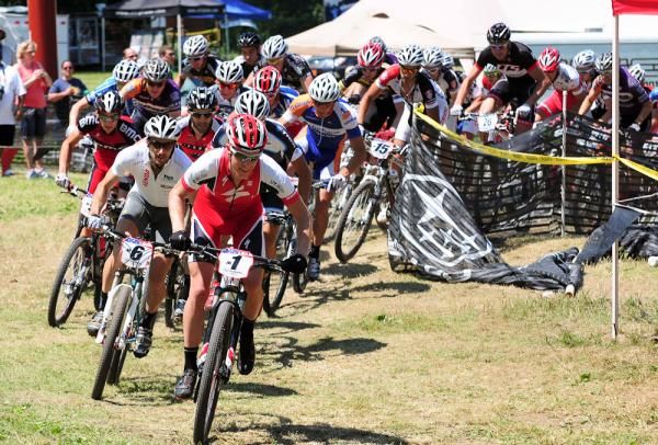 Max Plaxton (Specialized) wins the hole shot