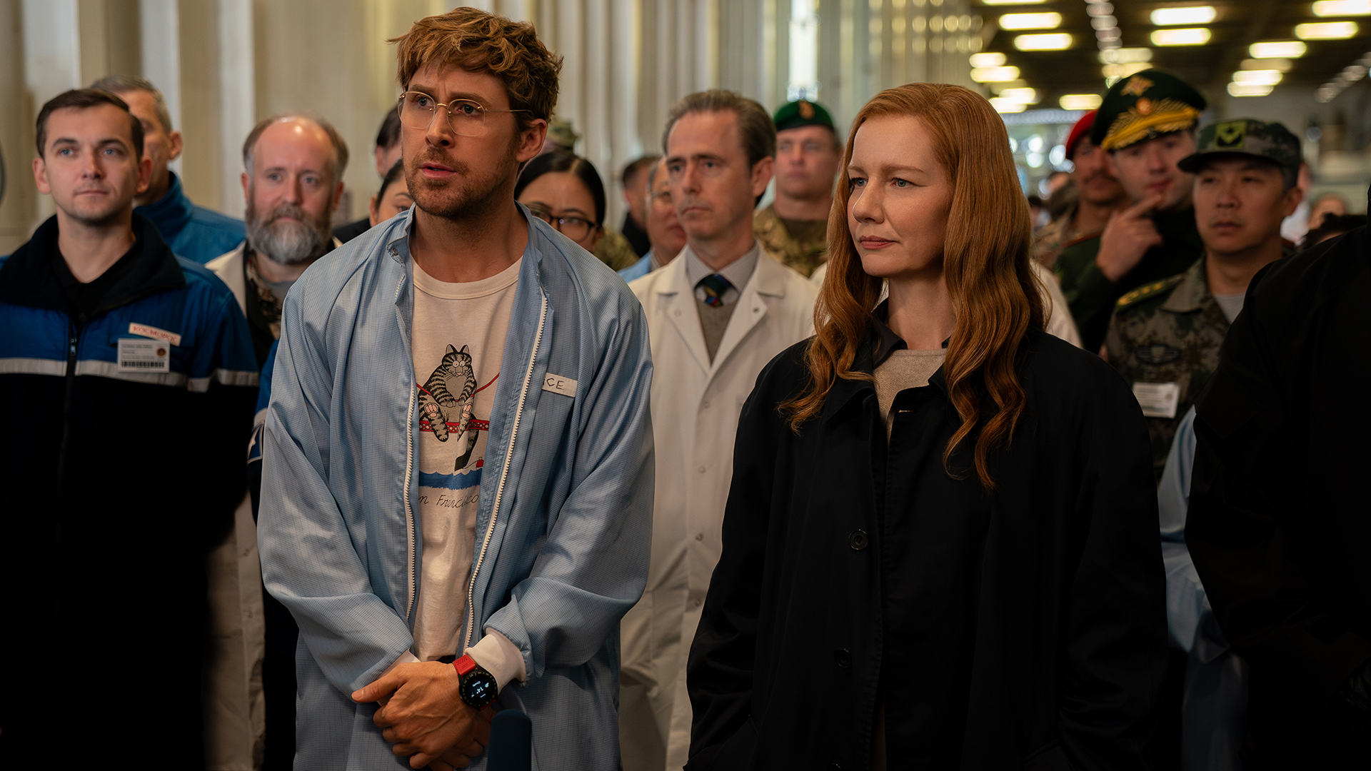 ريلاند جريس وإيفا سترات يشاهدان تجربة مع مجموعة من الأشخاص في مشروع السلام عليك يا مريم