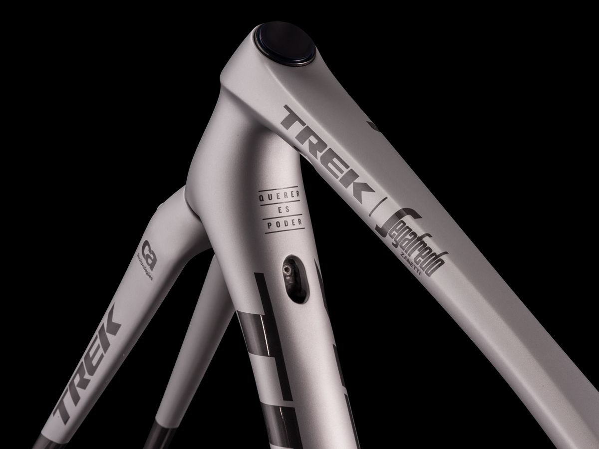 'Querer es poder' written on Alberto Contador's custom Trek Emonda SLR