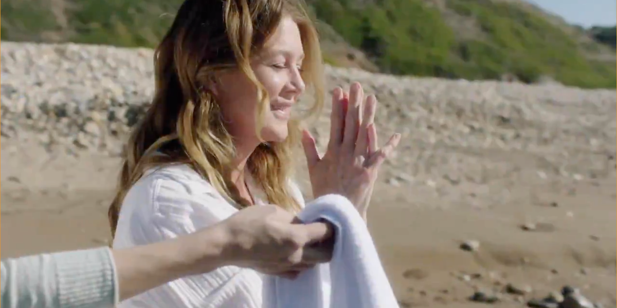 Grey&#039;s Anatomy Meredith on beach Lexie handing her towel.