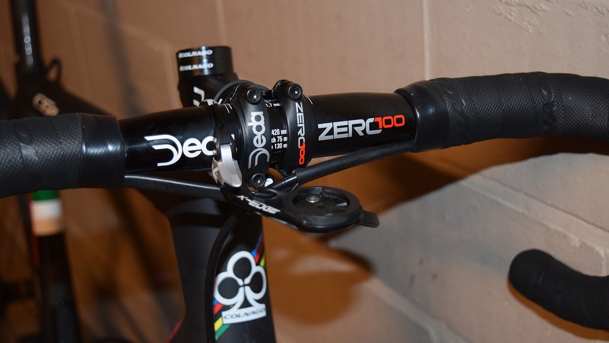 The cockpt consists of Deda Zero100 components paired with an out-front mount from K-Edge