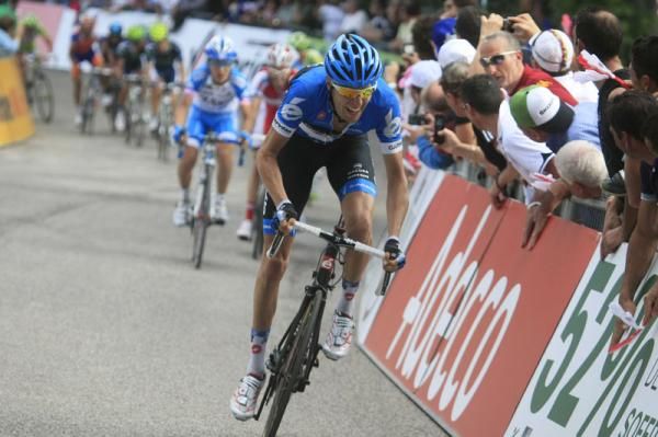 Ryder Hesjedal (Garmin-Barracuda) riding towards the pink jersey