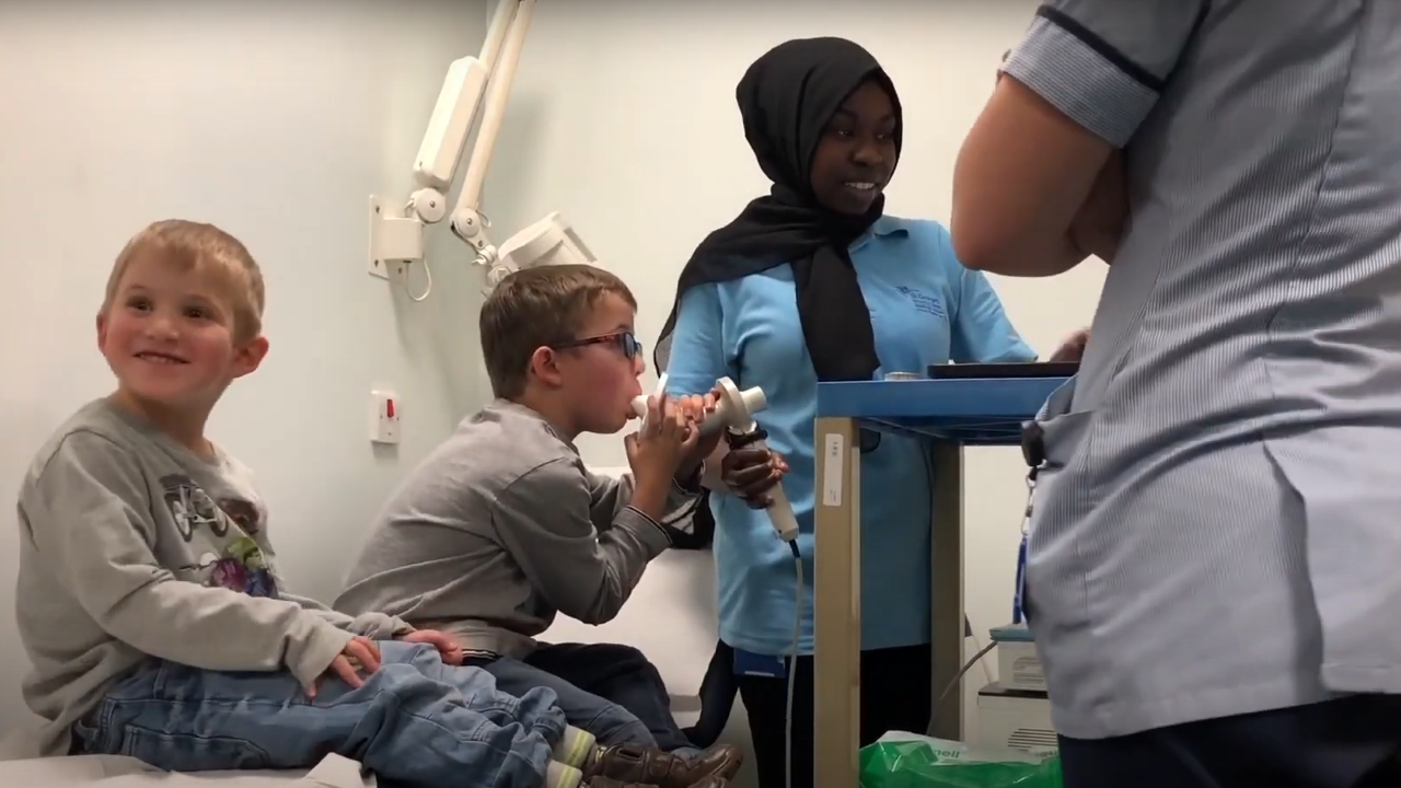 Niños en el hospital en Un espacio en el tiempo.