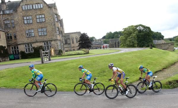 Emma Pooley (AA Drink leontien.nl) leads teammates Lizzie Armitstead and Sharon Laws with Nikki Harris (Telenet Fidea) on the third lap