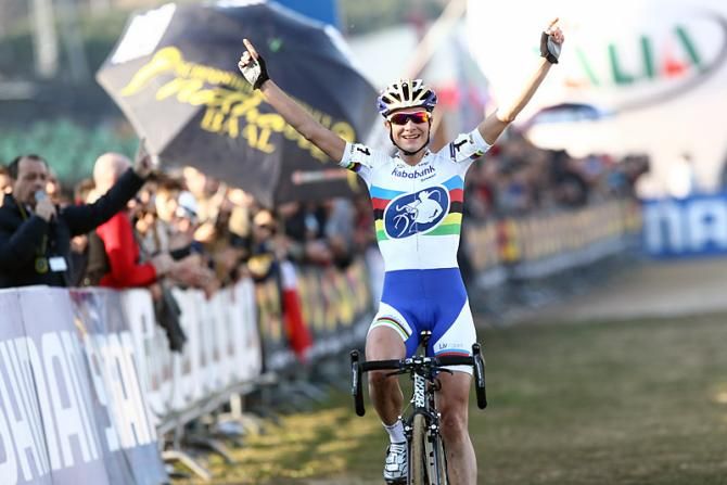 World champion Marianne Vos (Rabobank Liv/Giant) takes the win in Rome.