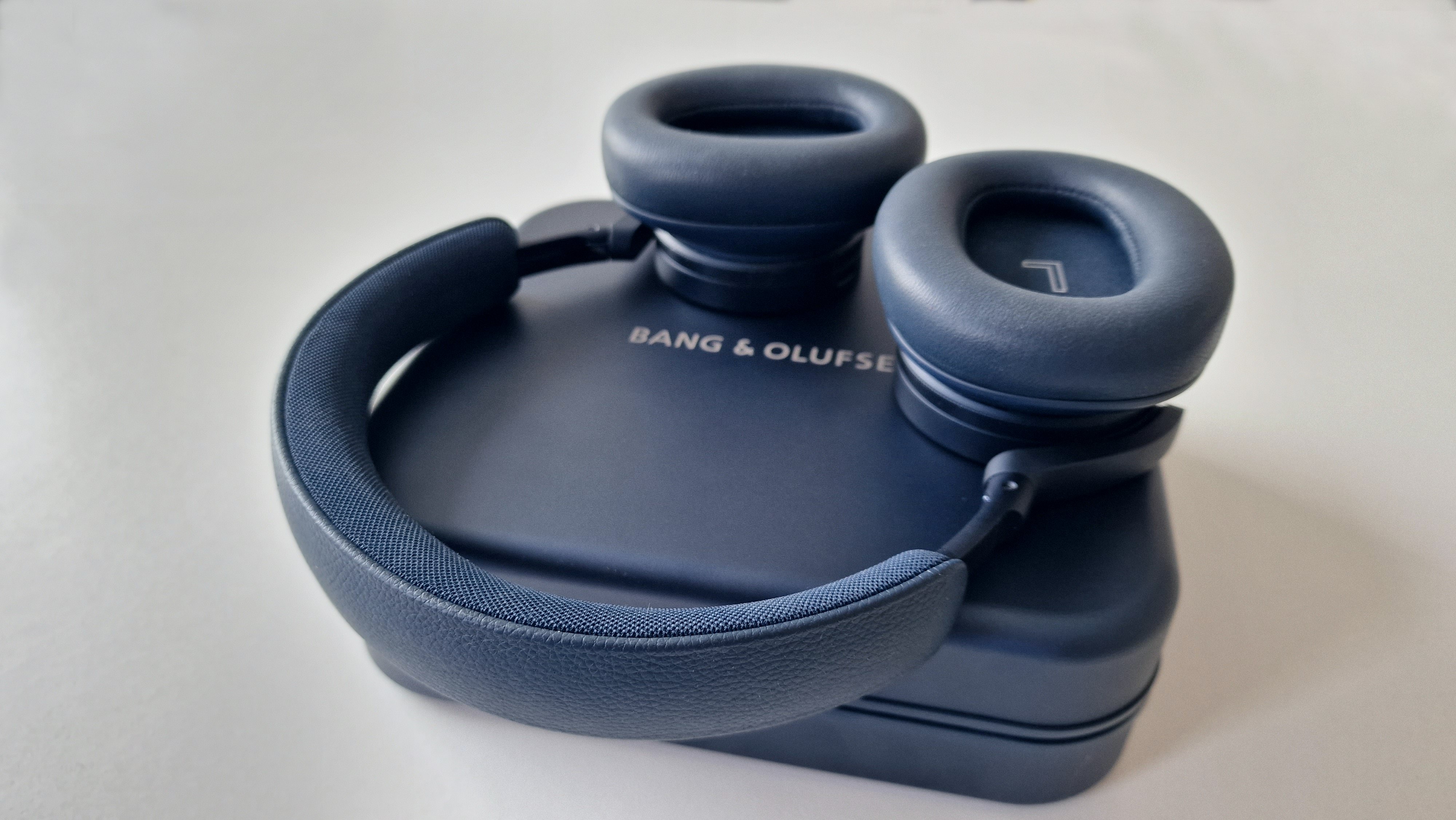 Beoplay H95 ligger oven på det flotte metal-etui på hvidt bord