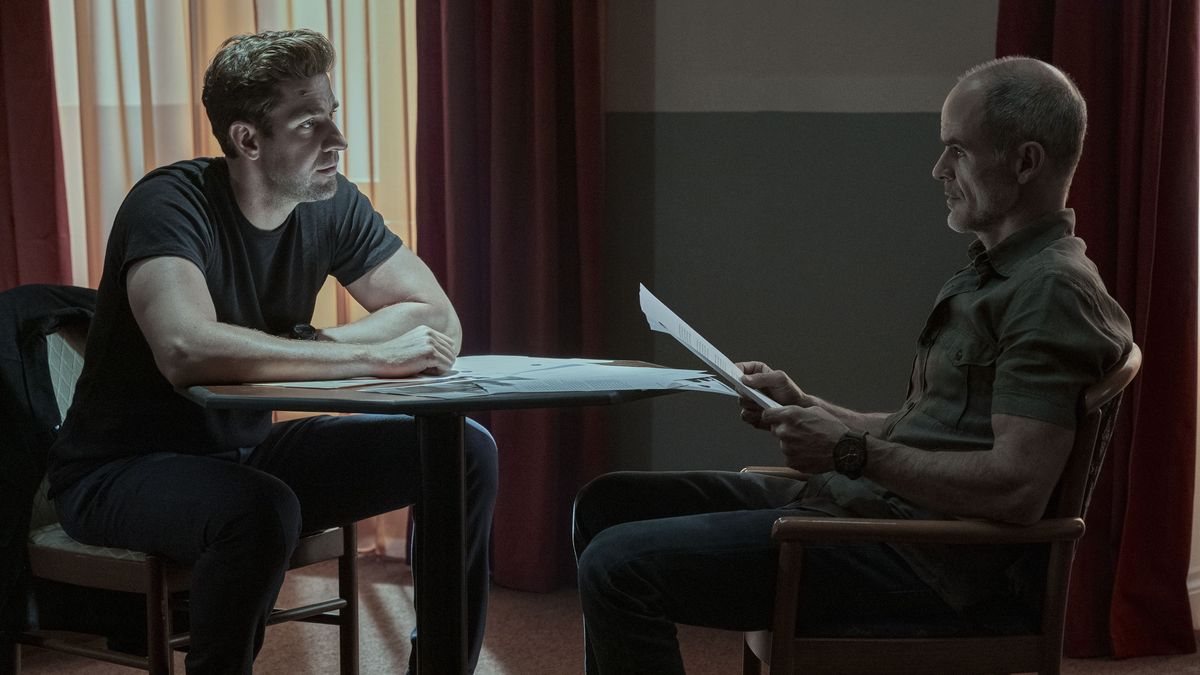 John Krasinski and Michael Kelly in Tom Clancy's Jack Ryan