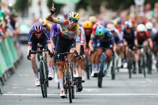 Tour of Britain Women: Lorena Wiebes snatches sprint victory on stage 1 ahead of Chiara Consonni