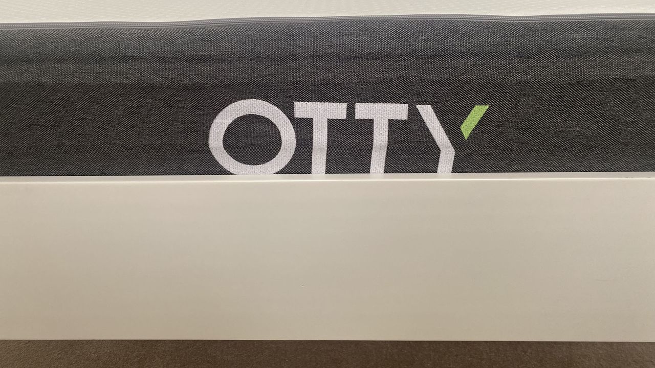 Otty Original Hybrid mattress, side view