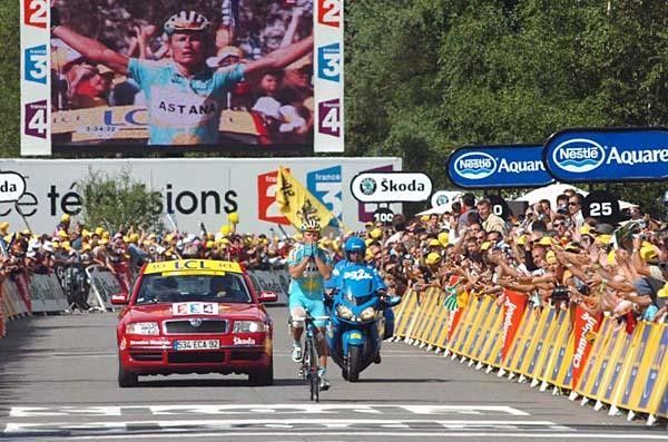 Alexander Vinokourov (Astana) wins the stage to Loudenville