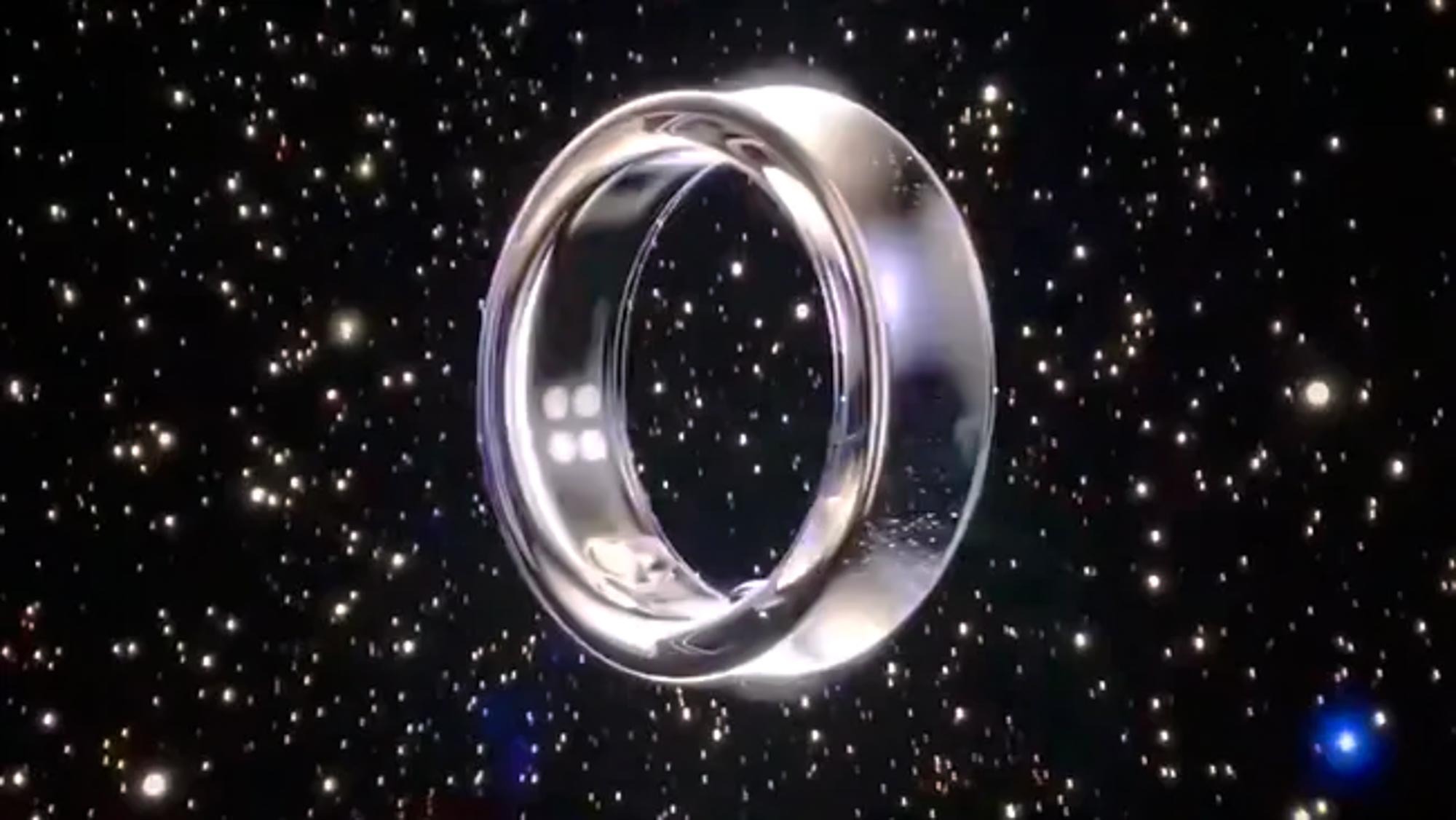 Le Samsung Galaxy Ring en argent sur fond d'espace avec des étoiles