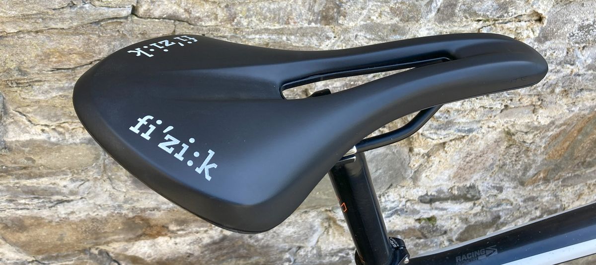 Side on view of the Fizik Tempo Aliante R5 saddle