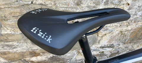 Side on view of the Fizik Tempo Aliante R5 saddle