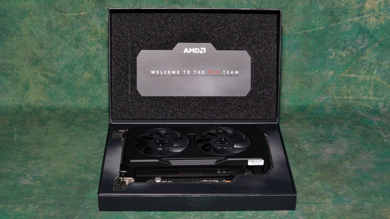 AMD Radeon RX 7600 unboxing and card photos