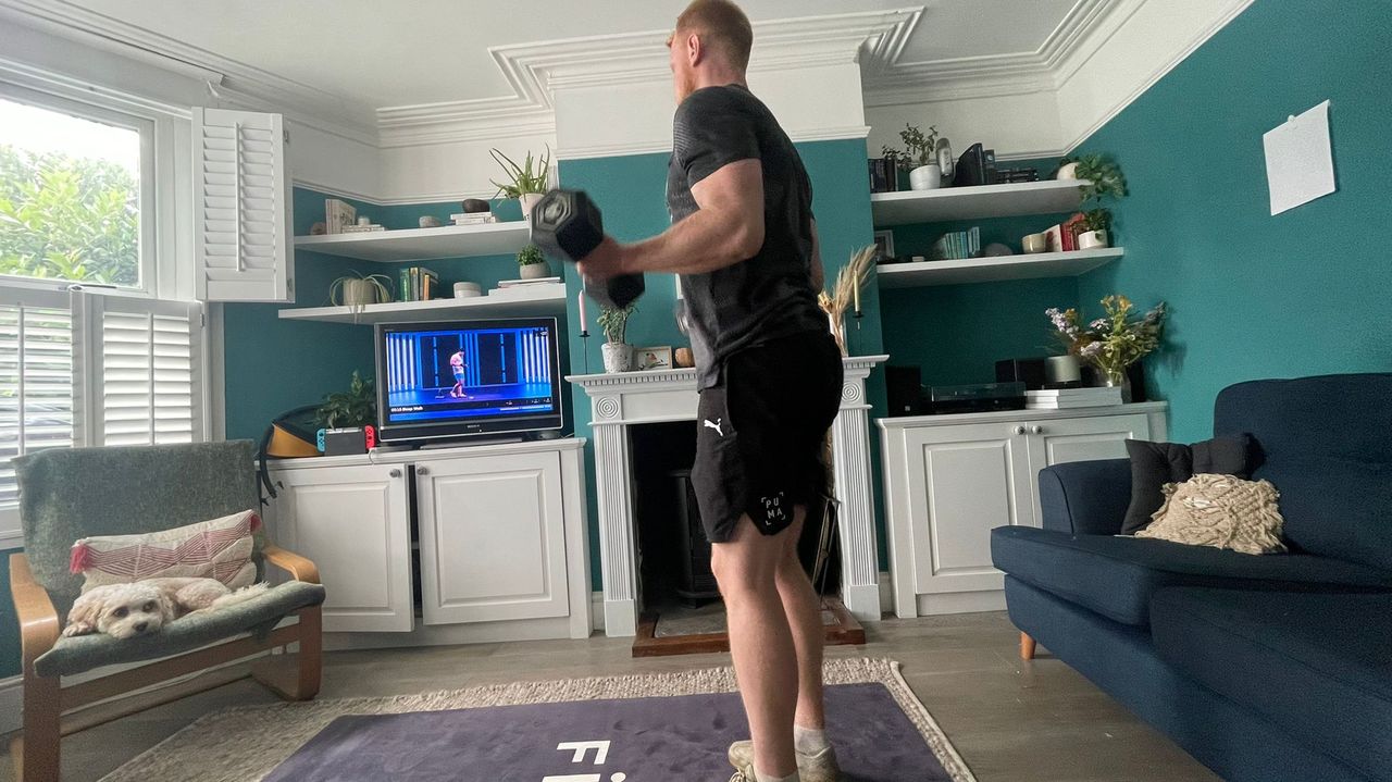 Fit&amp;Well writer Harry Bullmore using the FiiT app