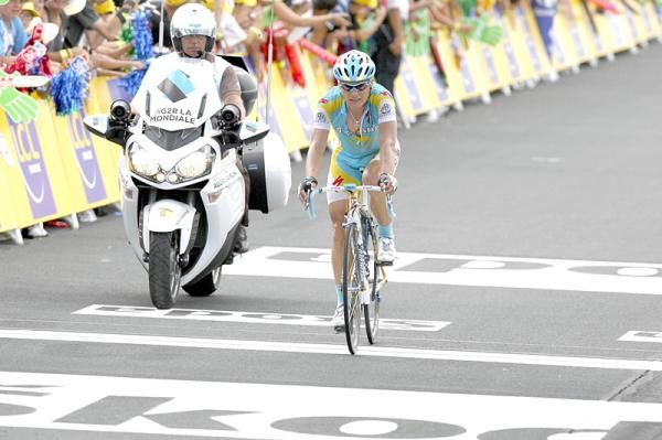 Alexandre Vinokourov (Astana) finishes third, four seconds behind Rodriguez and Contador.