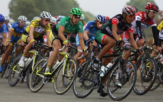 The peloton cornering.