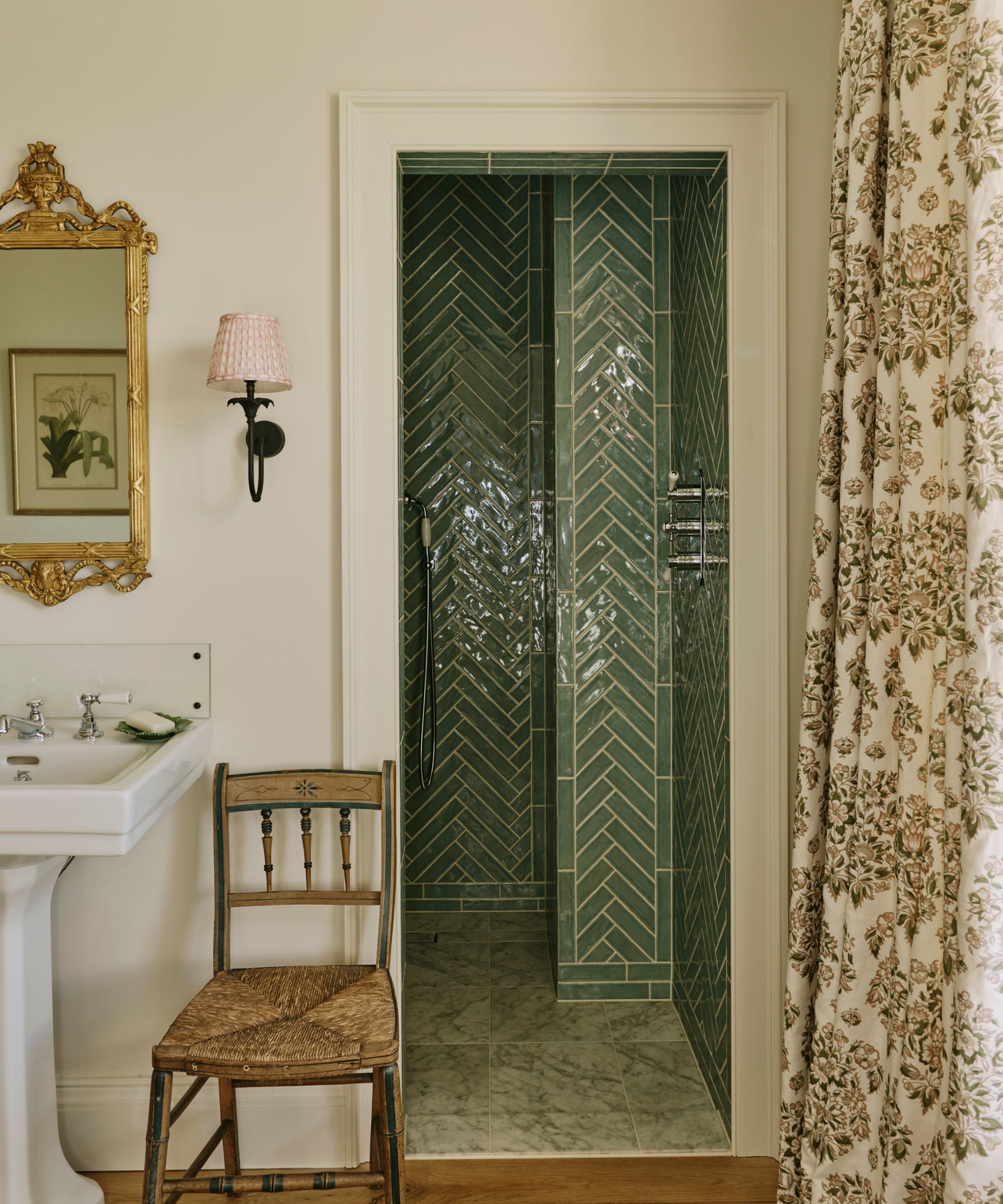 A broken plan bathroom with a shower integrated into an existing niche