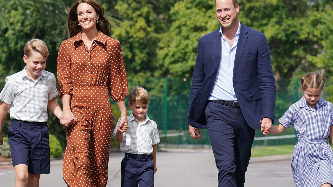 Britain&#039;s Prince George of Cambridge, Britain&#039;s Catherine, Duchess of Cambridge, Britain&#039;s Prince Louis of Cambridge, Britain&#039;s Prince William, Duke of Cambridge, and Britain&#039;s Princess Charlotte of Cambridge arrive for a settling in afternoon at Lambrook School, near Ascot in Berkshire on September 7, 2022 on the eve of their first school day.