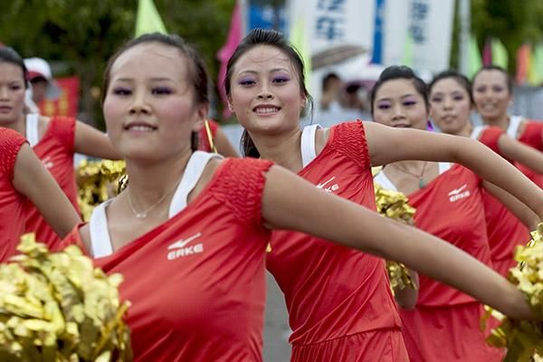 Every day the girls dance to local music at the start and finishes of each stage.