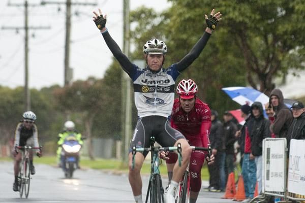 Rohan Dennis (Team Jayco Skins) takes out the first stage from Rhys Pollock (Drapac Porsche) and Blair Windsor (Budget Forkklifts) in the background.