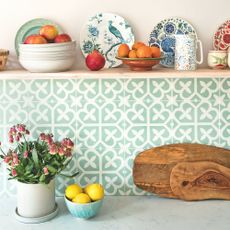 Kitchen shelf with a fruit bowl and other bowls on it