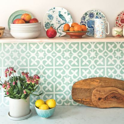 Kitchen shelf with a fruit bowl and other bowls on it