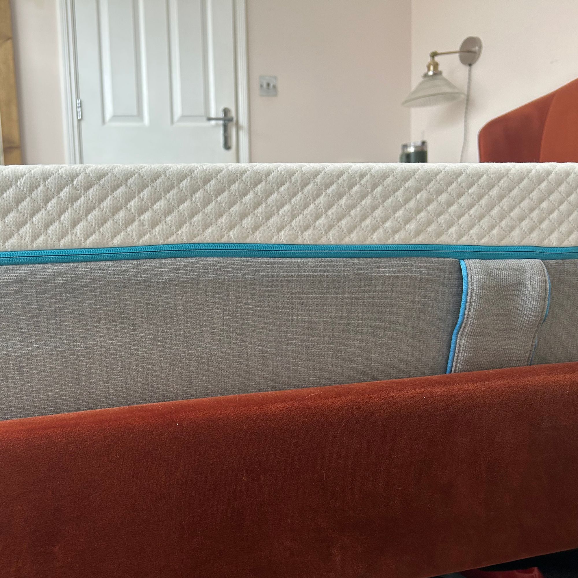 Simba mattress from the side showing handle and zippable cover
