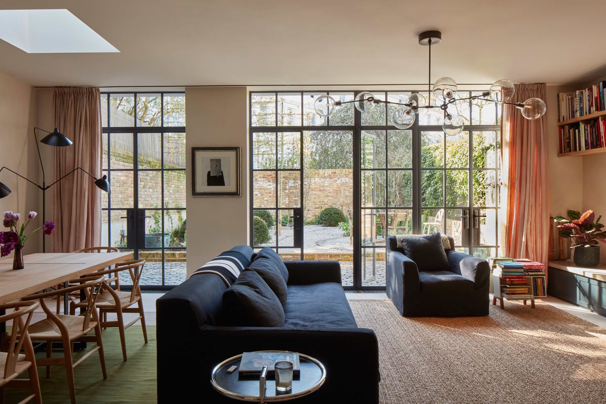 Crittall のドア、屋根灯、大理石の装飾が、このロンドンのタウンハウスにどのように広さ、明るさ、優雅さを与えているかをご覧ください。