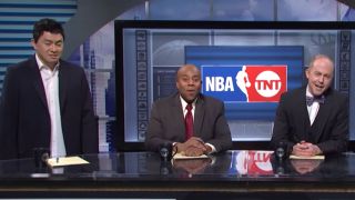 SNL does an NBA on TNT segment with Bowen Yang as Yao Ming and Kenan Thompson as Charles Barkley.