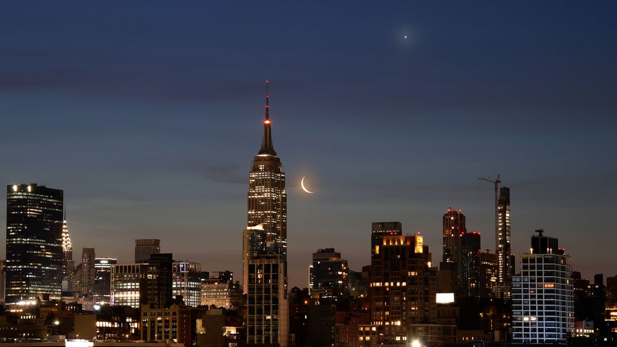 Don't miss Mars, Saturn and the moon form a cosmic triangle before dawn on May 14