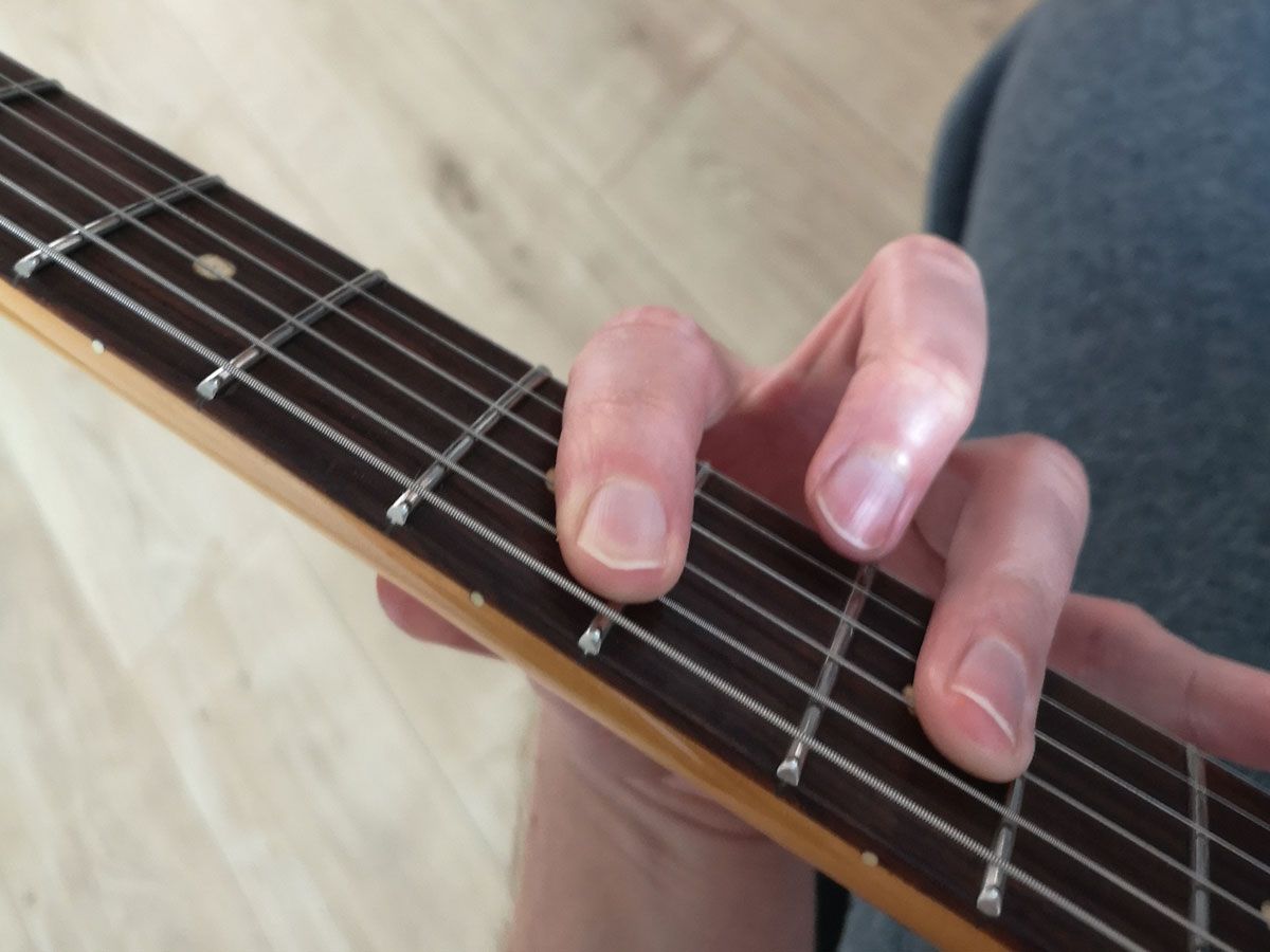 How to play the D chord on guitar