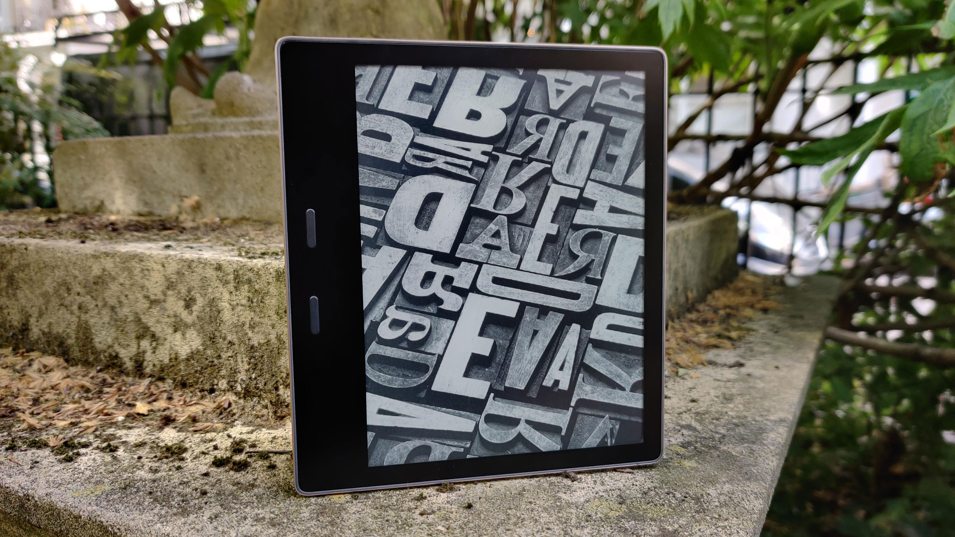 Kindle Oasis Review: The Most Expensive Kindle eReader is Just Horrible to  Use – eWritable