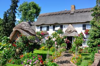 Pretty thatched cottage and garden, Longford Village