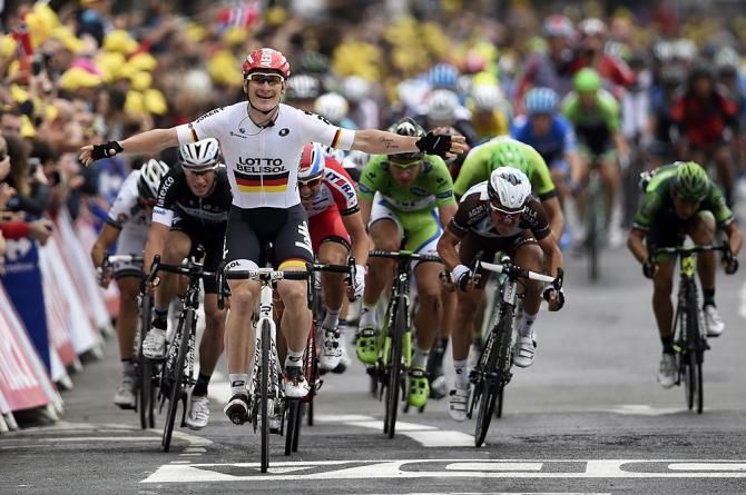 Andr&eacute; Greipel (Lotto Belisol) tops Alexander Kristoff in the sprint on stage 6