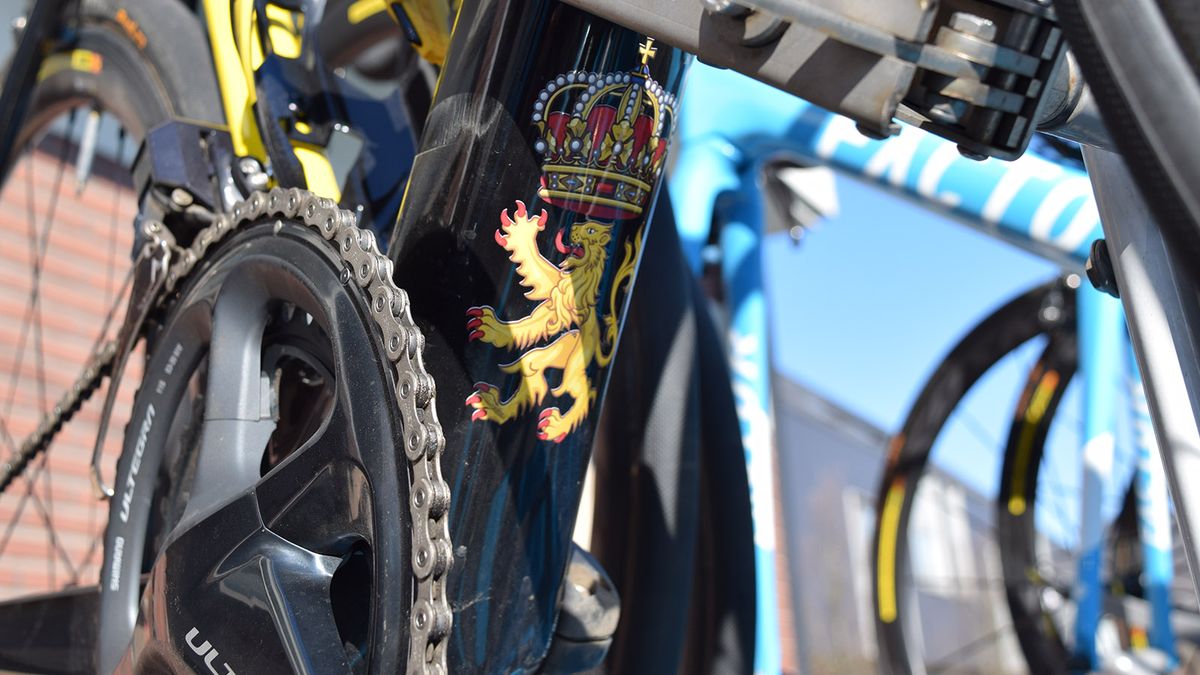 The Belgian royal coat of arms on the seat tube of Naesen's bike