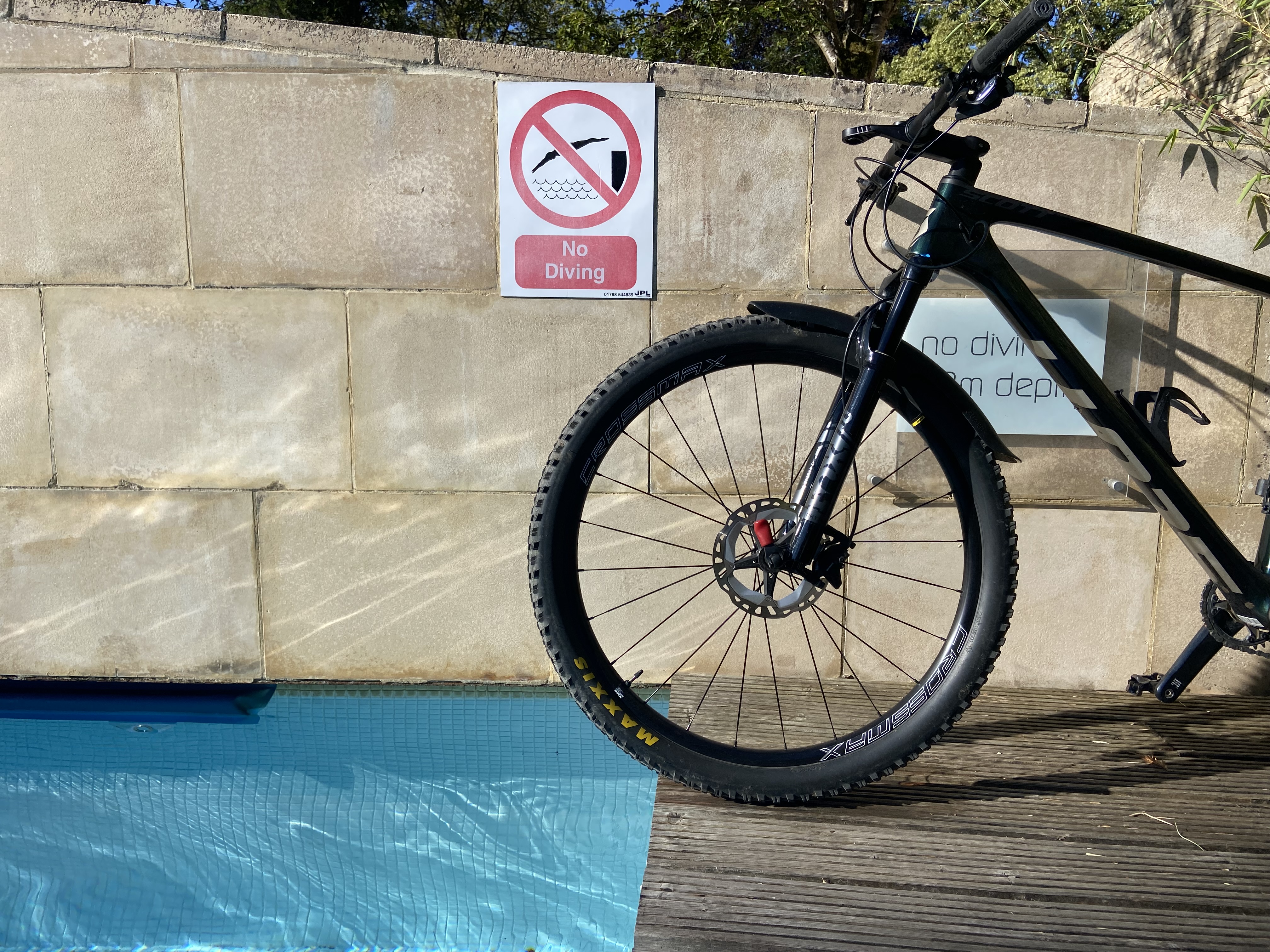 Scott Scale 930 positioned next to swimming pool