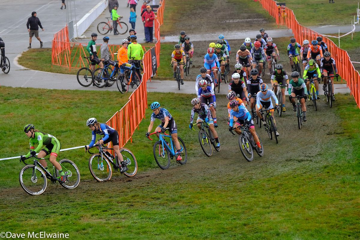 Emma White (Cannondale) takes the hole-shot followed by Ellen Noble and Katie Compton