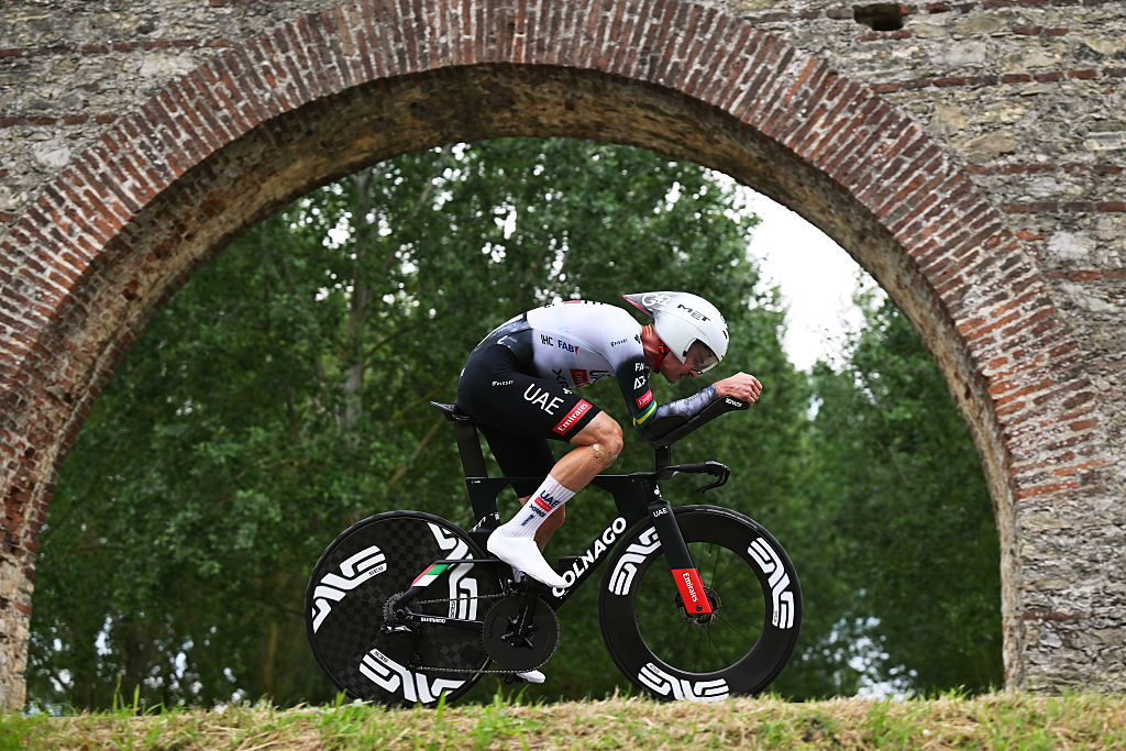 2025 Giro d'Italia stage 10: Jay Vine in time trial action