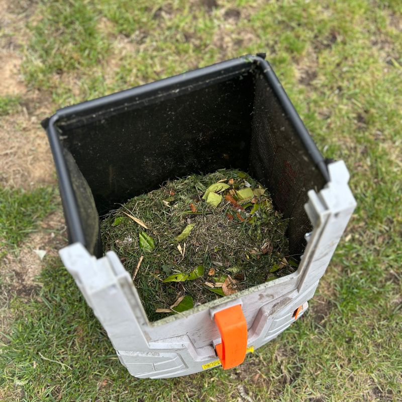 Vonhaus Cordless Lawn Mower 40V - cuttings in box