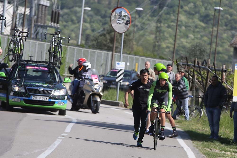 A team mechanic pushes off Villella as Ted King gets ready to set off again after the crash