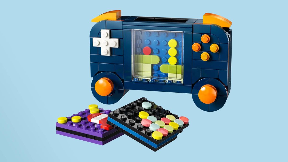 Lego 3 in 1 Retro Game Console handheld example next to screen plates.
