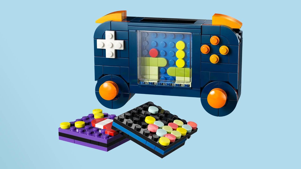 Lego 3 in 1 Retro Game Console handheld example next to screen plates.