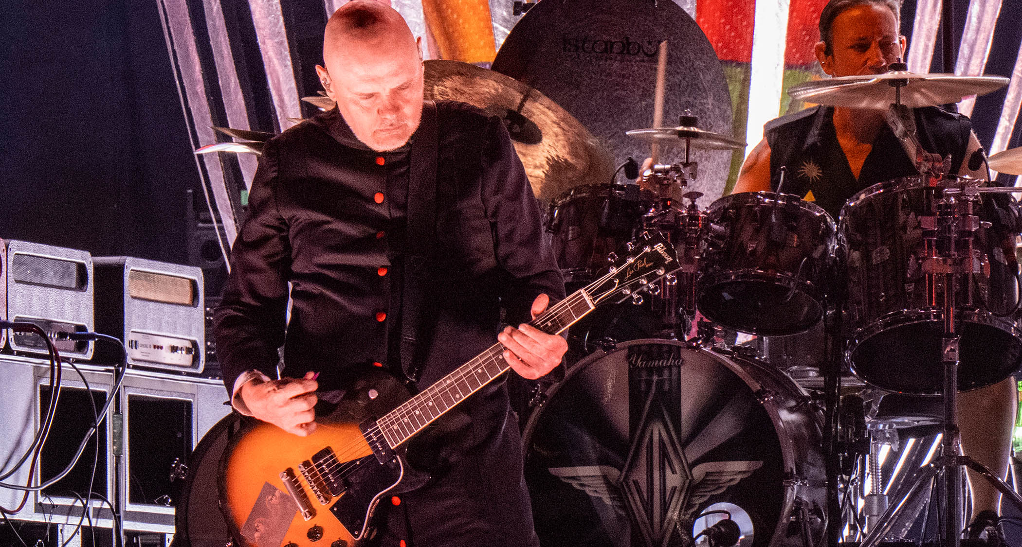 Billy Corgan plays a Les Paul Special live in Rome 2025 wearing his trademark black tunic with red buttons.