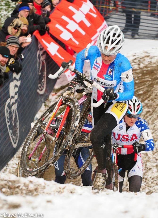 Katerina Nash (CZE) racing in third position on lap two