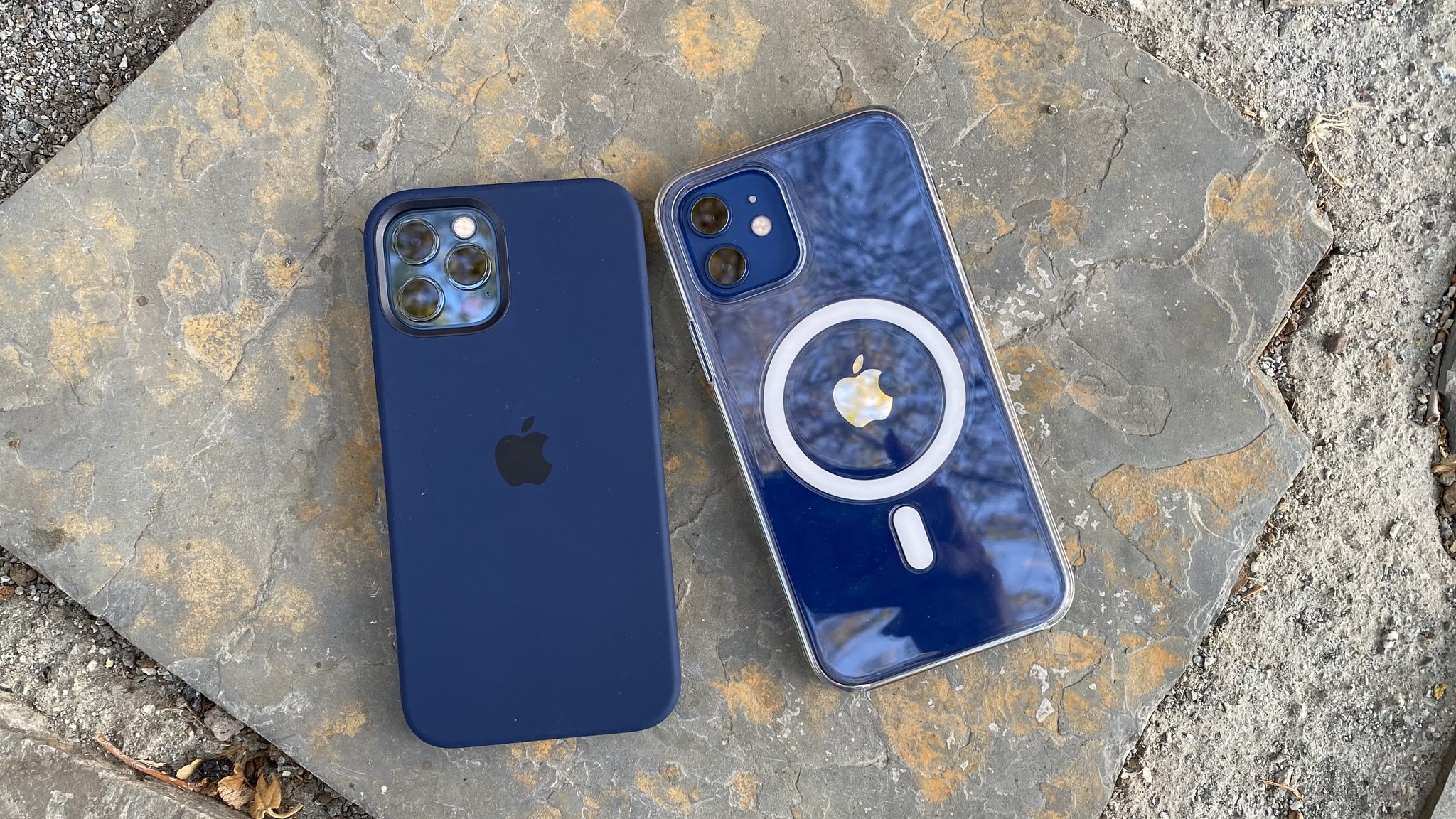 iPhone 12 biru dengan casing MagSafe bening