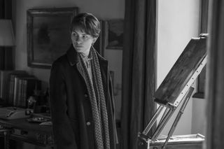 Eliot Sumner as Freddie Miles, standing near an art easel by a window, in Episode 105 of Ripley