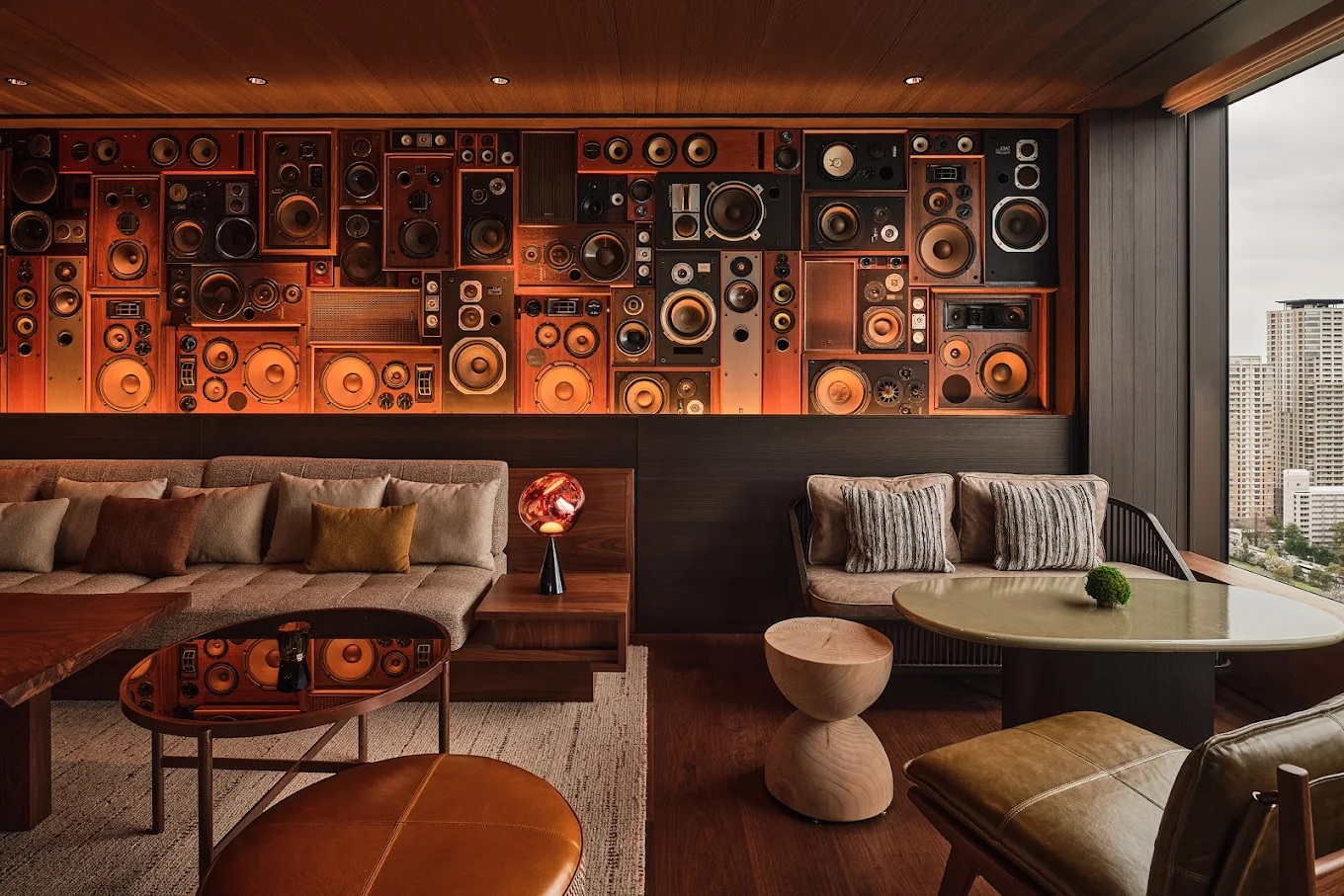 A layered, contemporary design hotel in Japanese exudes a sophisticated air through sculptural furnishings, brightly lit rooms, and a music-inspired atmosphere.