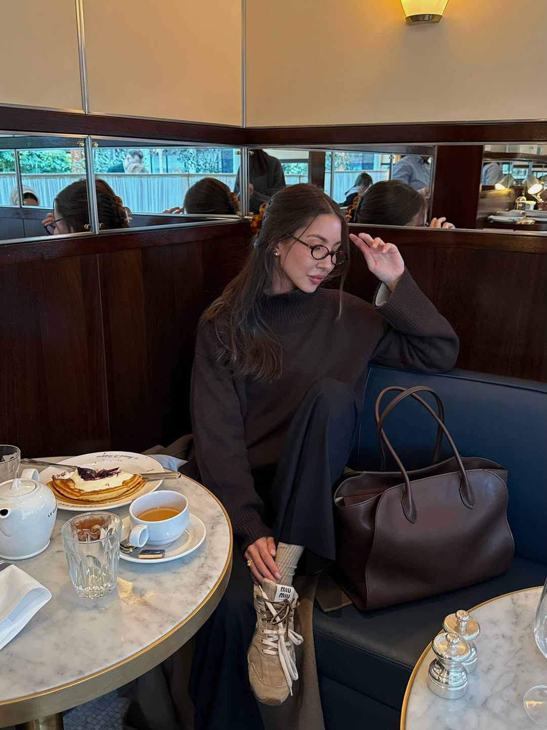 woman wearing sneaker outfit idea 2026